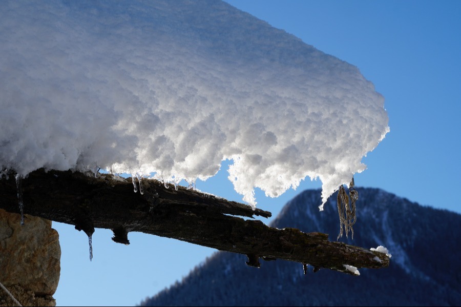 Coin de grange enneigé