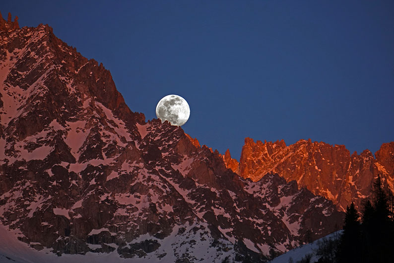Lune sur les contreforts du Chardonnet (Argentière) Astre des sommets