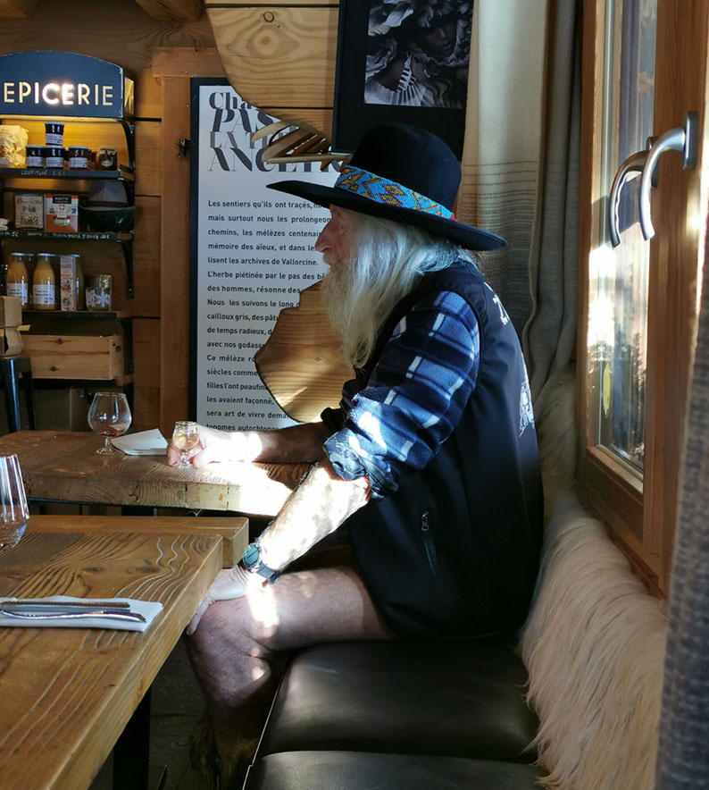 Bistrot à Vallorcine Homme au chapeau