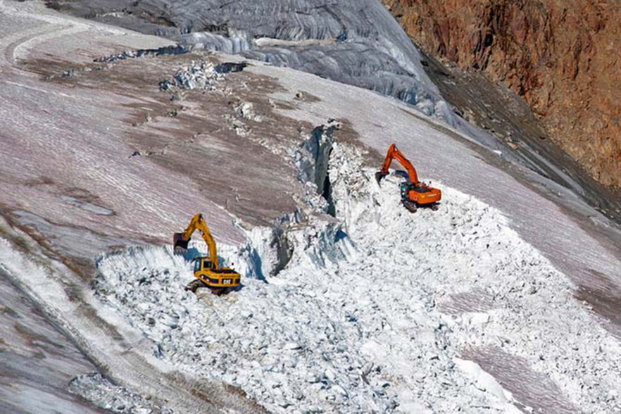 Pelleteuse au glacier du Pitzal Pelleteuse au glacier du Pitzal